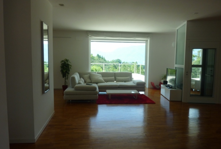 D.LB85 A modern villa in Luino 