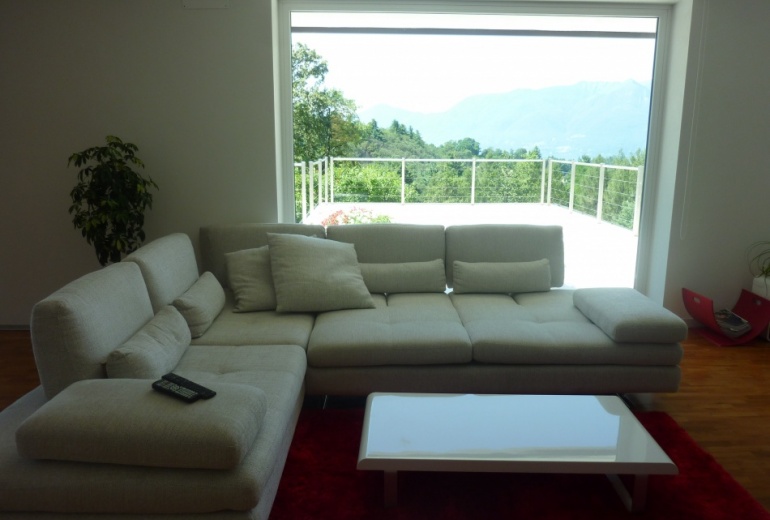 D.LB85 A modern villa in Luino 