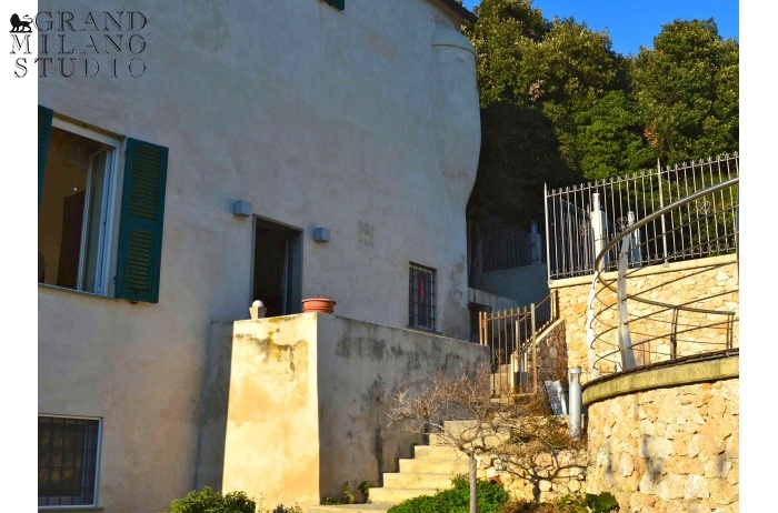 D-YK 27. Villa with a swimming pool in an 18th century building in Celle Ligure. 