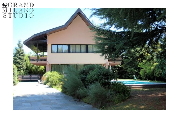 D-AU 374 A villa with a swimming pool in Arona close to Lake Maggiore