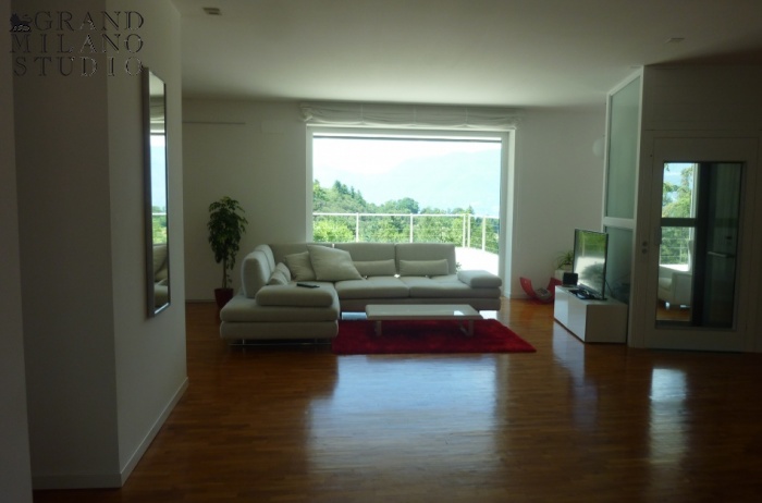 D.LB85 A modern villa in Luino 