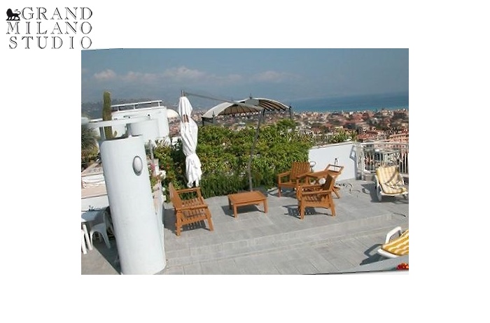 DIK120 Duplex penthouse with a swimming pool in Bordighera 