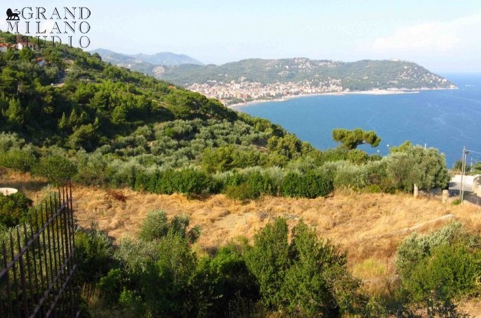 DIK5 Cervo. Land with approved project of construction of three villas.