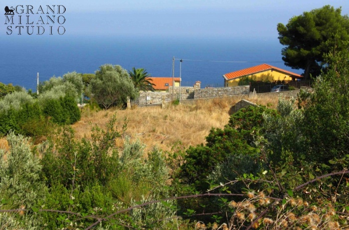 DIK5 Cervo. Land with approved project of construction of three villas.