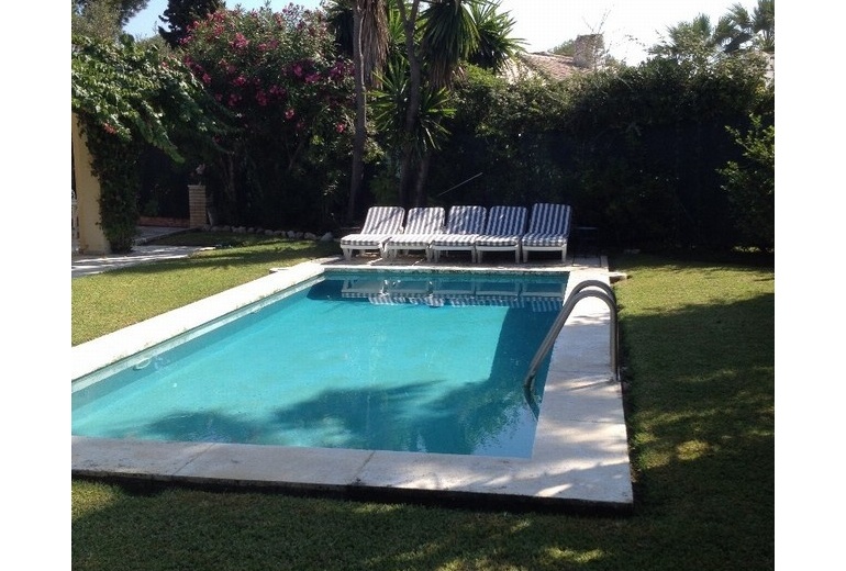 ATK 742 – A villa in de los Monteros 