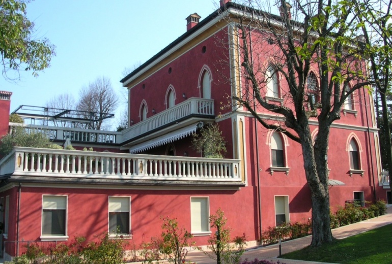 D-YK 70 A fabulous villa with vineyards in Desenzano del Garda 