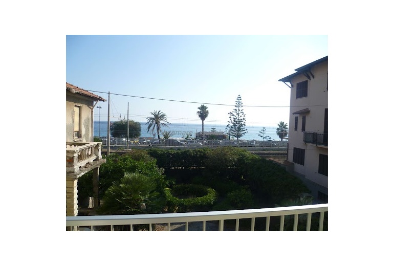 IKD90 Bordighera. Apartment 20 meters from the sea.