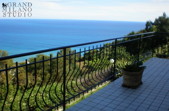 DIK15 Villa in Ventimiglia with a stunning sea-view