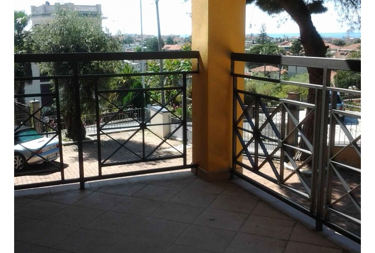 DIK83 Bordighera. New apartment with two bedrooms. Sea view, terrace and garden!