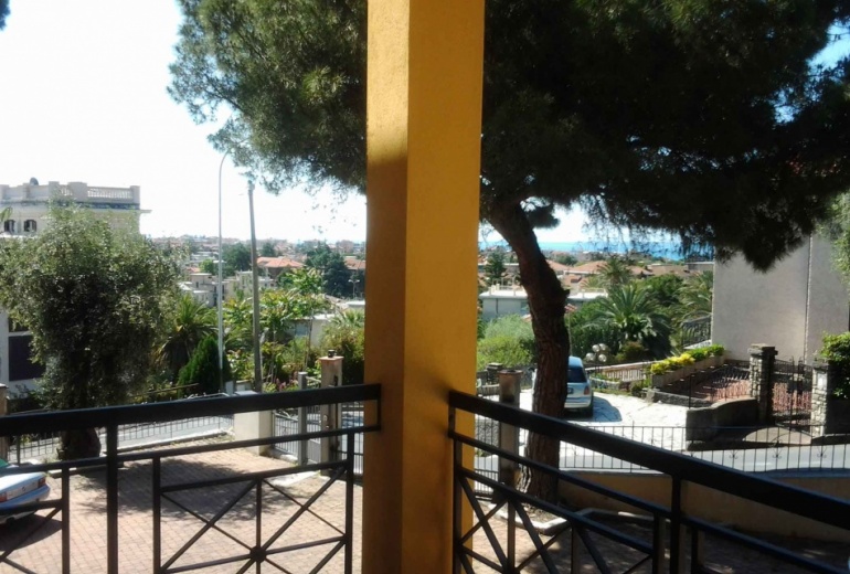 DIK83 Bordighera. New apartment with two bedrooms. Sea view, terrace and garden!