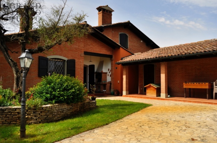 DIK75 San Pietro in Casale (Bologna). Excellent villa with swimming pool!