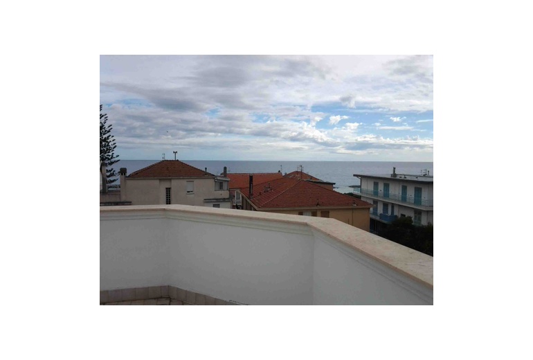 DIK215 A luxury penthouse by the sea with 2 large terraces close to Sanremo