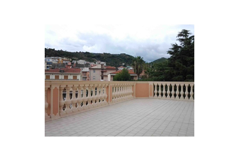 DIK215 A luxury penthouse by the sea with 2 large terraces close to Sanremo