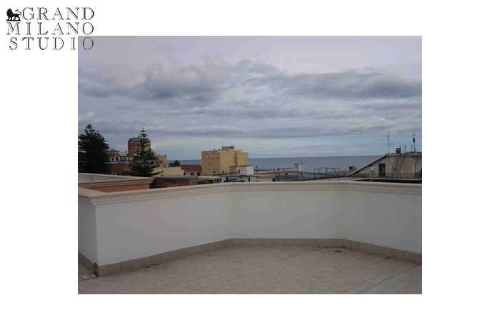 DIK215 A luxury penthouse by the sea with 2 large terraces close to Sanremo