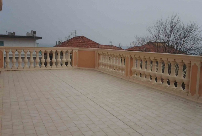 DIK215 A luxury penthouse by the sea with 2 large terraces close to Sanremo