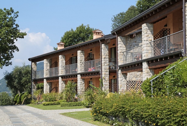 D-AU 508 2- or 3-bedroom apartments in a residential building on Lake Garda 