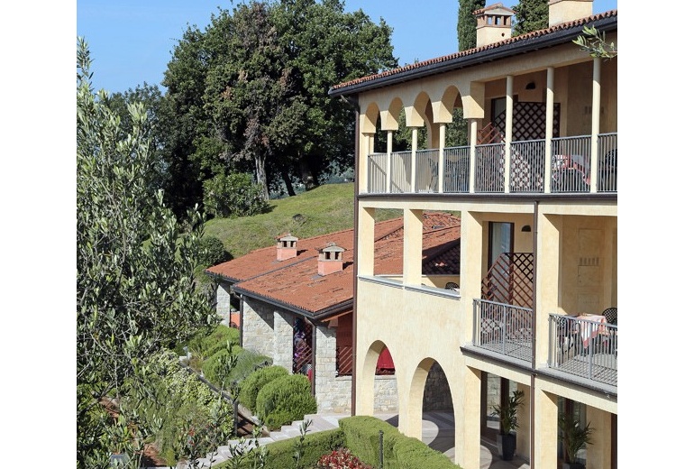 D-AU 508 2- or 3-bedroom apartments in a residential building on Lake Garda 