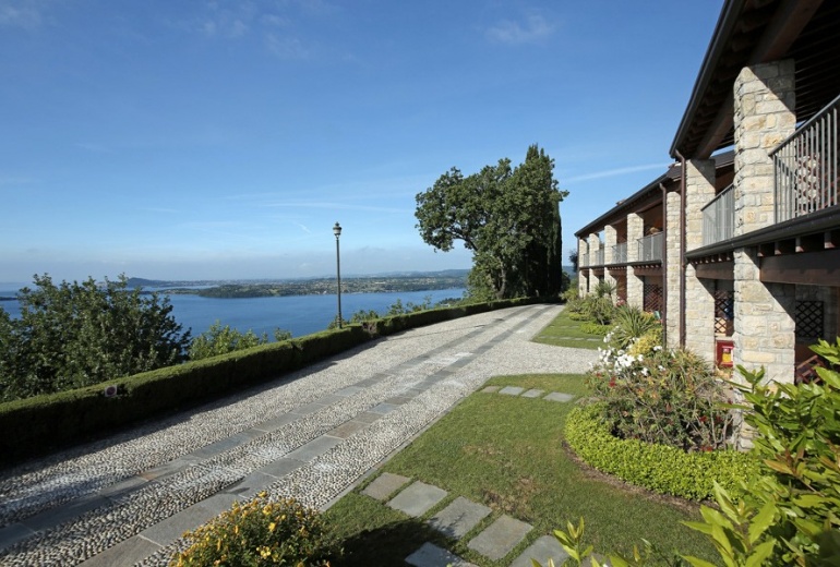 D-AU 508 2- or 3-bedroom apartments in a residential building on Lake Garda 