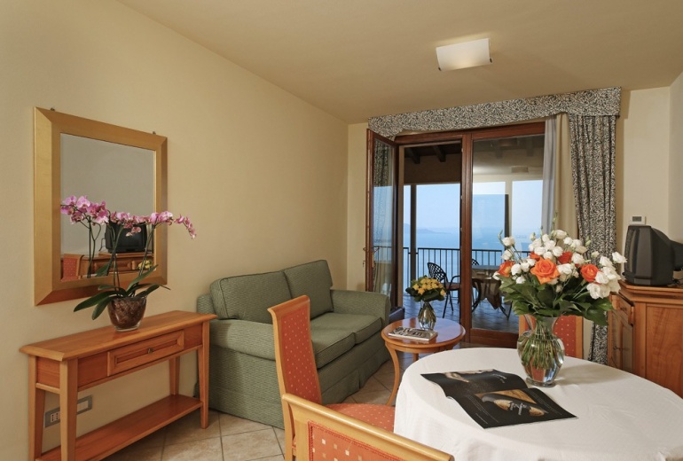 D-AU 508 2- or 3-bedroom apartments in a residential building on Lake Garda 