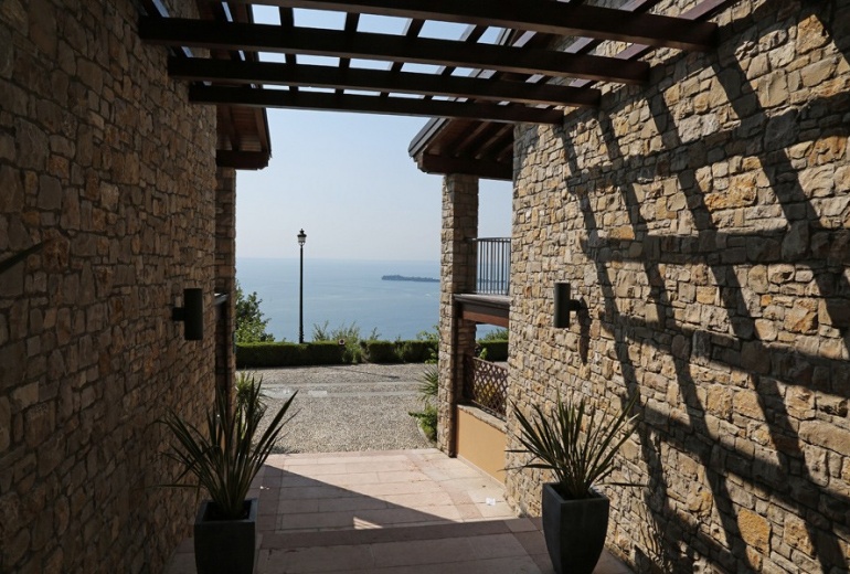 D-AU 508 2- or 3-bedroom apartments in a residential building on Lake Garda 