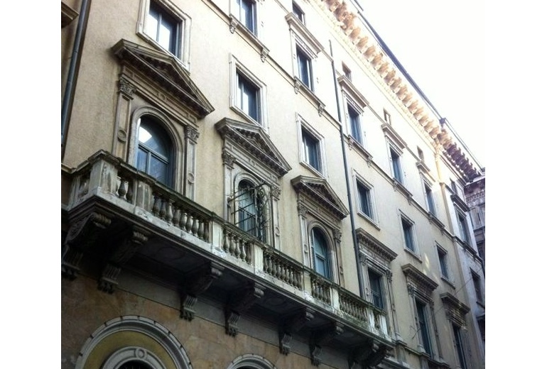 D-YK 33. A prestigious building in the heart of Milan