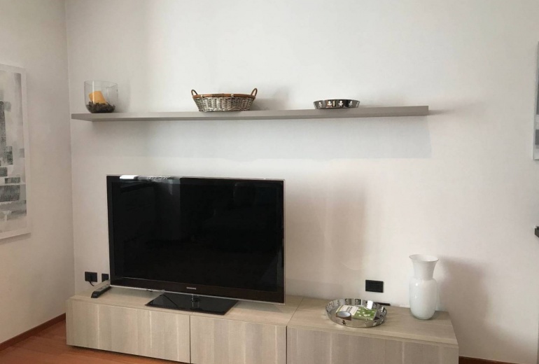 DIFC8. Two-room flat, good condition, 3rd floor, Milan